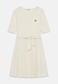 Δεν επιλέχθηκε, cream white