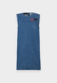 Vestido de denim sem mangas em azul com decote redondo, apresentando um bolso no peito com detalhe de logótipo em vermelho e preto. Textura suave, até ao joelho.