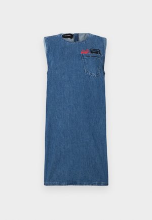 Robe sans manches en denim bleu avec un col rond, présentant une poche poitrine avec des détails de logo rouges et noirs. Texture lisse, longueur au genou.