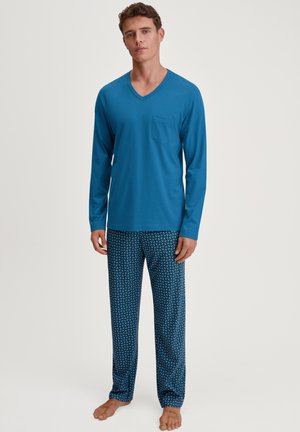 Mannen slaapset bestaande uit een blauwe lange mouw V-hals top met een borstzak en blauwe pyjamabroek met een geometrisch patroon.