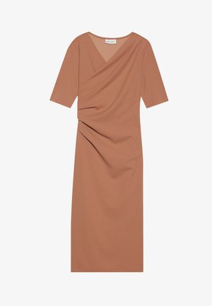 Brun, knelange kjole med korte ermer, v-utringning og drapert tekstildetalj på siden. Glatt tekstur og minimalistisk design.