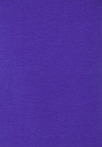 Violet medvilnės audinys su lygiu paviršiumi, vienodu atspalviu ir lengvu raštu. Tinka įvairioms drabužių gamybos reikmėms.