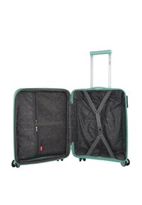 Maleta rígida en verde menta con un mango retráctil plateado. El interior presenta un patrón geométrico negro, un bolsillo con cremallera y correas cruzadas.