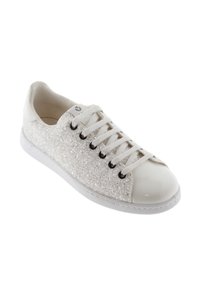 Vit sneaker med glittrande textur på sidorna, rund tå, vit gummisula och platta snören genom svarta öglor.