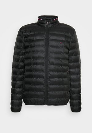 Schwarze Pufferjacke mit horizontal gestepptem Design, hohem Kragen, Front-Reißverschluss und dezentem Logo auf der Brust. Glattes, glänzendes Material.