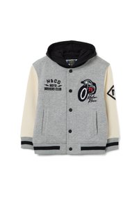 Giacca felpa grigia con cappuccio nero, chiusura a bottoni e toppe ricamate. Presenta maniche beige, polsini a costine e tasche laterali.