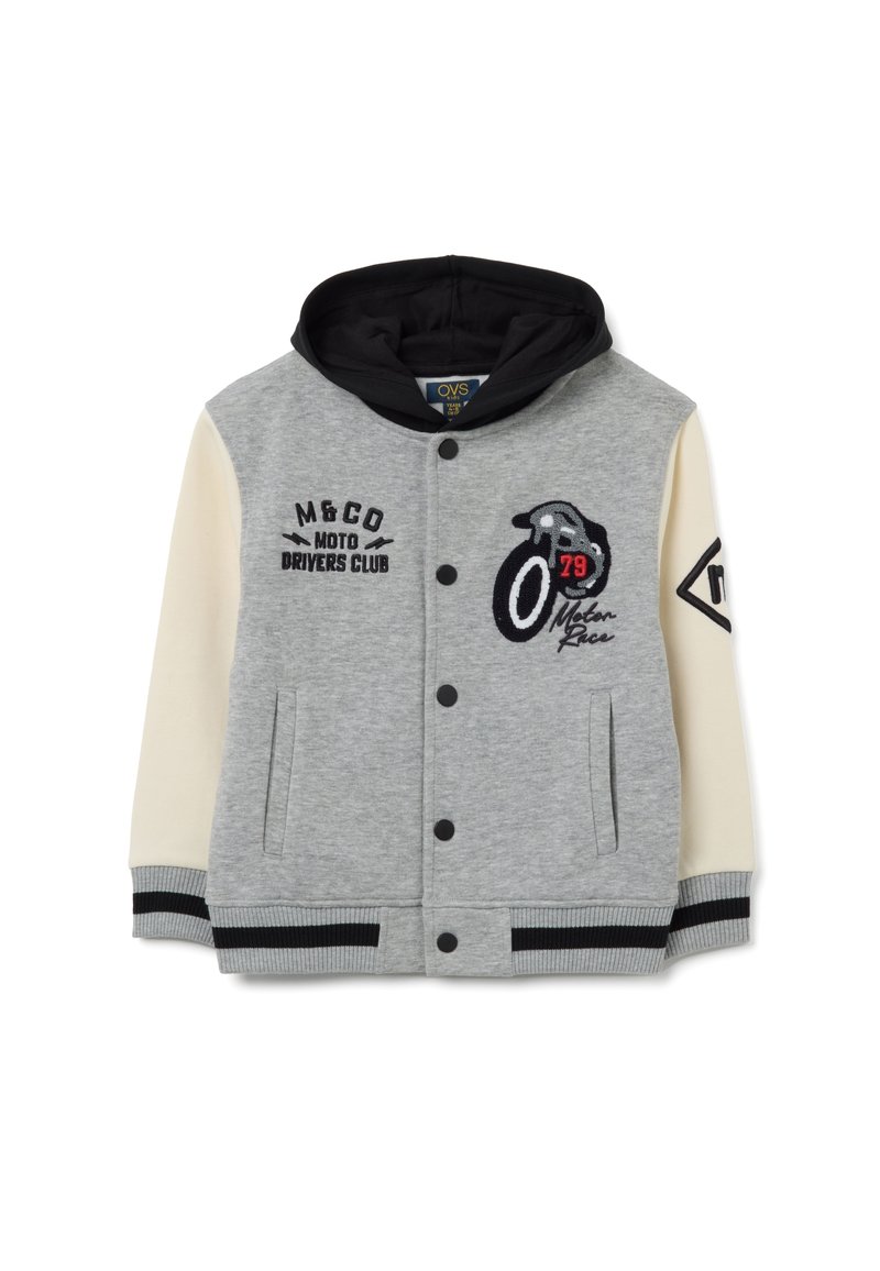 Giacca felpa grigia con cappuccio nero, chiusura a bottoni e toppe ricamate. Presenta maniche beige, polsini a costine e tasche laterali.