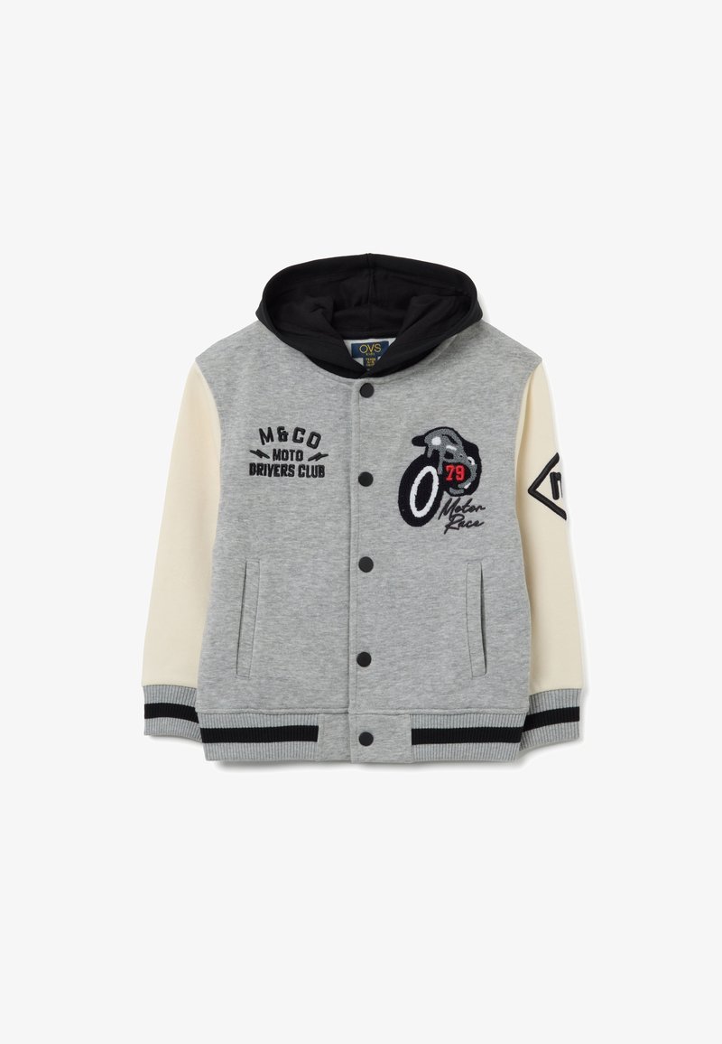 Giacca felpa grigia con cappuccio nero, chiusura a bottoni e toppe ricamate. Presenta maniche beige, polsini a costine e tasche laterali.