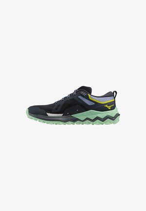 Zapatillas deportivas negras y grises con parte superior de malla texturizada, suela de goma verde y acentos amarillos, con un diseño de bajo corte y cierre de cordones.
