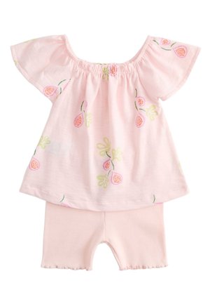 Pink babyoutfit med kortærmet top med frugtprint og matchende ribstrikkede shorts med salatkant.