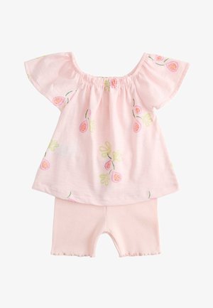 Pink babyoutfit med kortærmet top med frugtprint og matchende ribstrikkede shorts med salatkant.