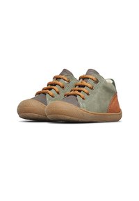 Le scarpe in suede verde e marrone presentano un design basso, una suola in gomma testurizzata, lacci marroni e dettagli in tan e grigio.