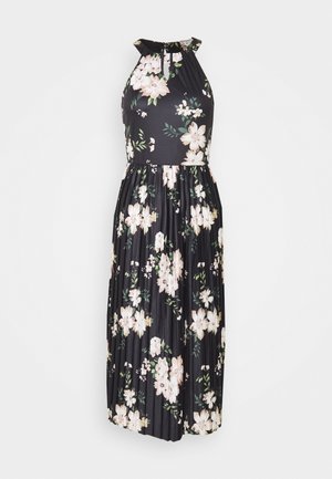 Robe noire sans manches plissée avec imprimé floral rose et blanc, col montant avec découpe en forme de goutte.