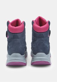 Zili ādas pārgājienu zābaki ar rozā akcentiem, teksturēts auduma apkakle, regulējams siksniņa un pelēki gumijas zoles ar rozā detaļām pie pamatnes.