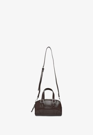 Borsa a tracolla in pelle marrone scuro con una superficie liscia, forma arrotondata, doppi manici superiori e una lunga tracolla regolabile. Sono visibili due fibbie metalliche.