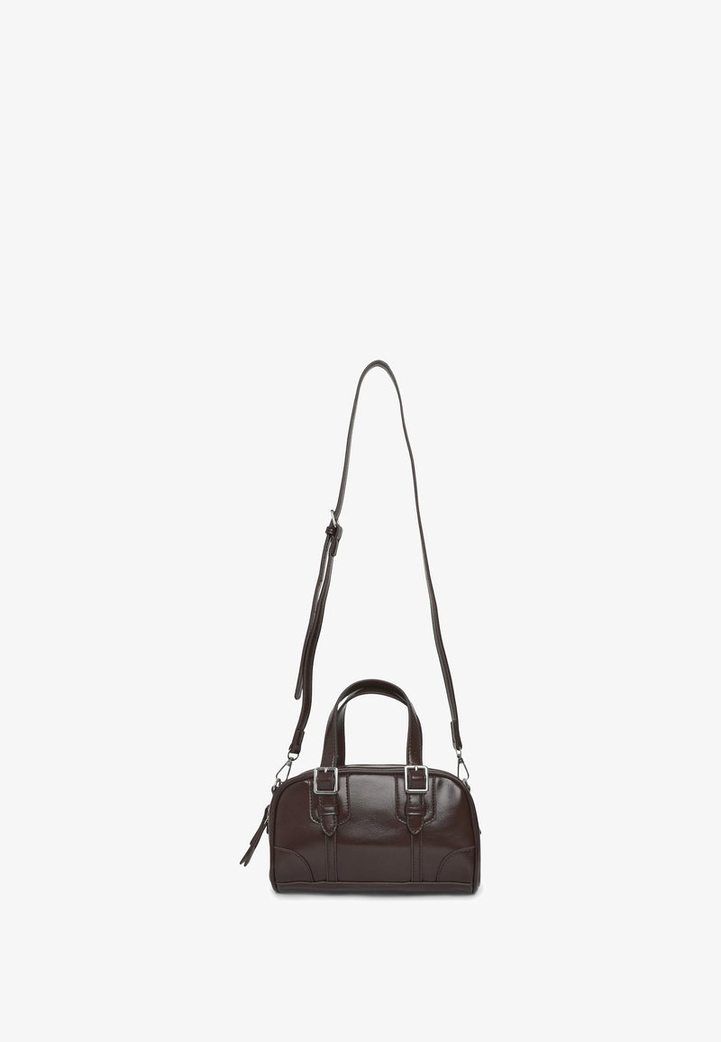 Borsa a tracolla in pelle marrone scuro con una superficie liscia, forma arrotondata, doppi manici superiori e una lunga tracolla regolabile. Sono visibili due fibbie metalliche.