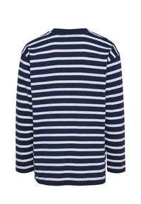 Marinblå och vit randig långärmad skjorta med rundad halsringning och sydda kanter. Mjuk bomullsmaterial med jämna randmönster.