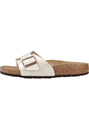 Des sandales Birkenstock avec une large sangle en cuir crème métallisé, une boucle ajustable et une semelle en liège avec une semelle extérieure noire texturée.