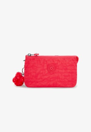 Portafoglio rettangolare rosa realizzato in tessuto testurizzato, con chiusura a zip e un portachiavi a forma di scimmia rossa. Logo impresso sul davanti.