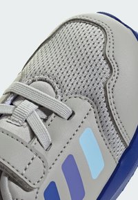 adidas Performance TENSAUR UNISEX - Silniční běžecké boty - grey two   glow blue   blue