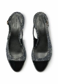 Plave slingback cipele od tvida s crnom lakiranom kožnom kapicom, s otvorenim dizajnom i zlatnim detaljem na remenu.