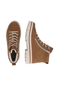 Stivaletti in suede marrone con suole in gomma bianca, lacci frontali, cerniera laterale e dettagli cuciti. Fodera in tessuto morbido visibile all'interno.