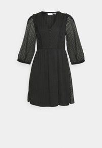 Svart klänning med V-ringning, knapplist fram och volangdetaljer. Genomskinliga ärmar med struktur, samlad midja och kjol med lätt utsvängning.