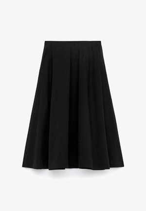 Schwarzer, plissierter Rock mit mittellangem Design. Glatter Stoff mit tailliertem Bund und zwei Seitentaschen. Keine sichtbaren Muster oder Hardware-Details.