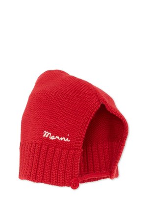 Gorro de punto rojo con borde acanalado, detalle de botón y nombre de la marca bordado en blanco en el lateral.