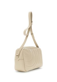 Beige læder skuldertaske med en struktureret form, quiltede detaljer, justerbar rem og hardware i guldfarve.