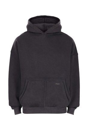 Hoodie noir oversize avec poche kangourou à l'avant, poignets et ourlet côtelés, et une petite étiquette rectangulaire logotée sur la poche.