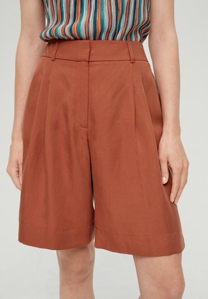 Shorts plissés marron en tissu léger. Ils présentent une taille haute et une coupe droite décontractée avec des ourlets retroussés à l'ourlet.