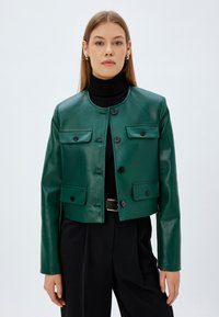 Imiteret læderjakke - green