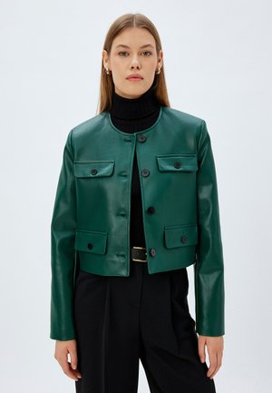Veste cropped en cuir vert avec un col rond, deux poches avant et boutons noirs. Texture lisse avec un design ajusté.