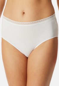 Witte katoenen hipster onderbroeken met een delicate kanten rand langs de taille. Gladde textuur, volledig bedekkend ontwerp en eenvoudige stijl.