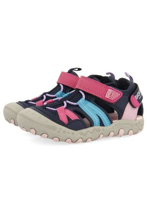 Zapatos de agua de malla con correas en rosa, azul y navy, que cuentan con una suela flexible con agarre, cierres de velcro y un diseño ligero.