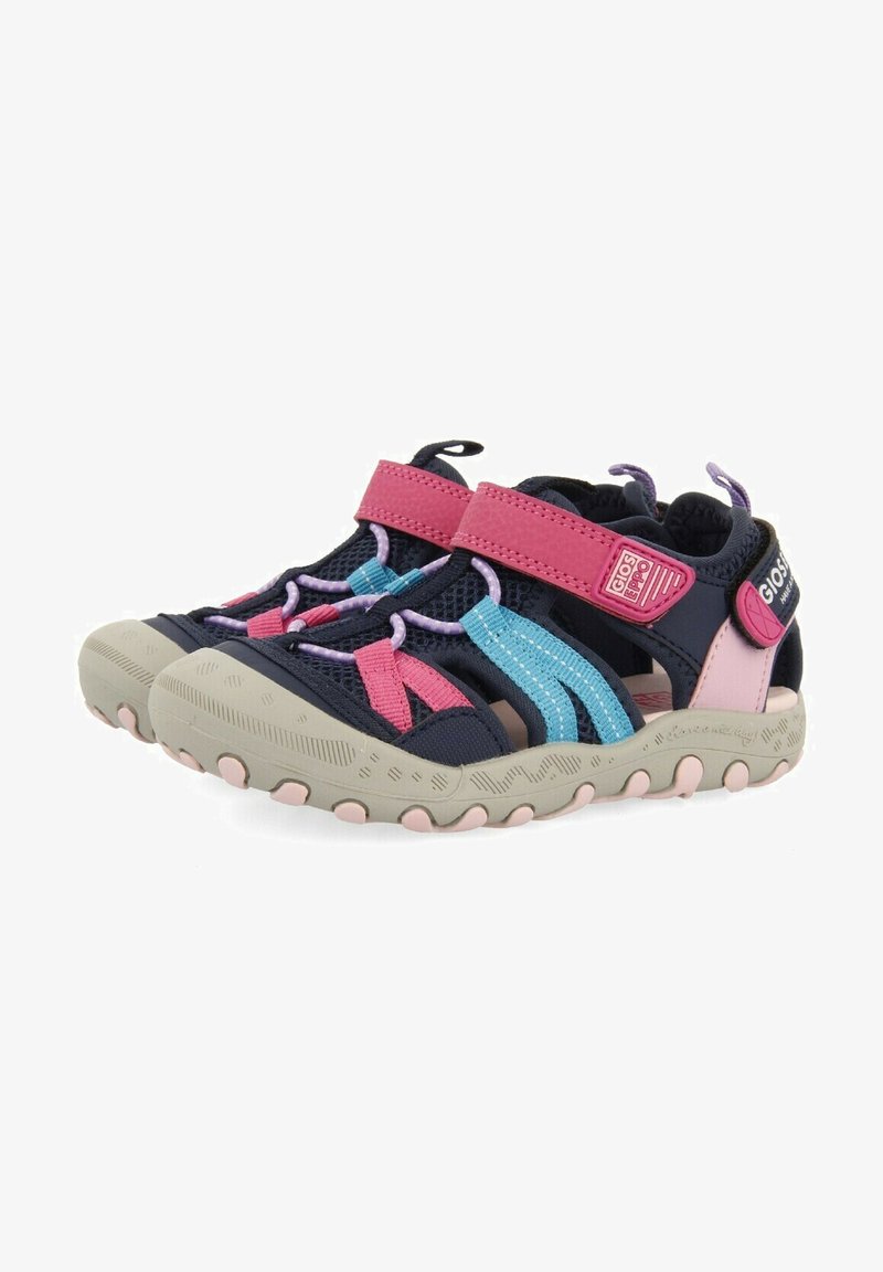 Zapatos de agua de malla con correas en rosa, azul y navy, que cuentan con una suela flexible con agarre, cierres de velcro y un diseño ligero.