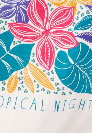 T-shirt con una stampa di fiori vivaci in rosa, viola e giallo, e foglie tropicali verdi su uno sfondo bianco. Il testo recita "NOTTE TROPICALE."