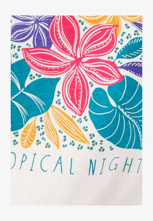 T-shirt con una stampa di fiori vivaci in rosa, viola e giallo, e foglie tropicali verdi su uno sfondo bianco. Il testo recita "NOTTE TROPICALE."