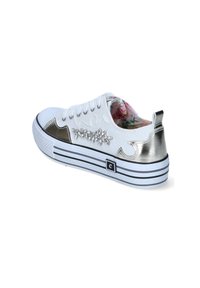 Sneaker bianco in tela con accenti metallici argentati, interno a motivo floreale, strass decorativi e suola a righe nere.