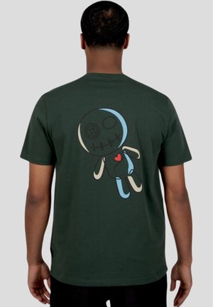 Camiseta de algodón verde oscuro con un diseño de personaje de dibujos animados en la parte posterior, con acentos coloridos y un detalle de corazón. Mangas cortas, corte casual.