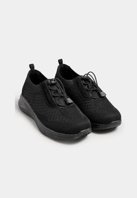 Zwarte sportchoenen met een ademend mesh ontwerp, gestructureerde bovenmaterialen, elastische veters en comfortabele, gevoerde zolen.