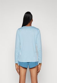 New Balance SPORT ESSENTIALS LONG SLEEVE - Ilgarankovis viršutinės dalies drabužis - chrome blue