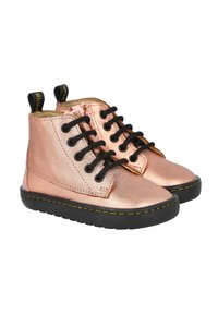 Botas de tobillo de cuero metálico color rosa dorado con cordones negros, superficie texturizada, suela de goma negra y acentos de costura amarilla.