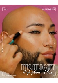 Un individu chauve appliquant un highlighter avec un produit en stick. Il présente une barbe bien taillée, une structure faciale définie et un maquillage des yeux dramatique.
