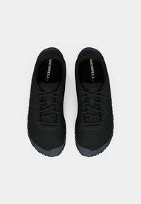 Par av svarta Merrell-vandringsskor med mönstrade skosnören och mönstrade sulor, visade uppifrån mot en vit bakgrund.