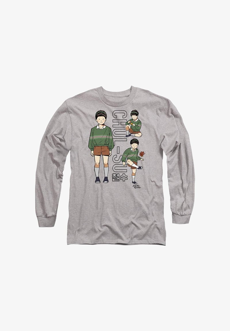 Graues Langarmshirt mit einer Cartoonfigur mit schwarzen Haaren in einem grün gestreiften Pullover und braunen Shorts; daneben der Text "CHUL-SU".