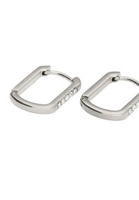 Pendientes de aro de metal plateado con forma cuadrada, que presentan una fila de pequeños rhinestones claros a lo largo de un lado. Textura lisa y acabado pulido.