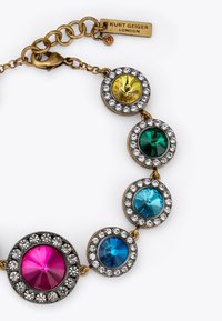 Bracciale dorato con cinque pietre circolari multicolori (rosa, verde, giallo, blu) circondate da strass trasparenti e chiusura a granchio.