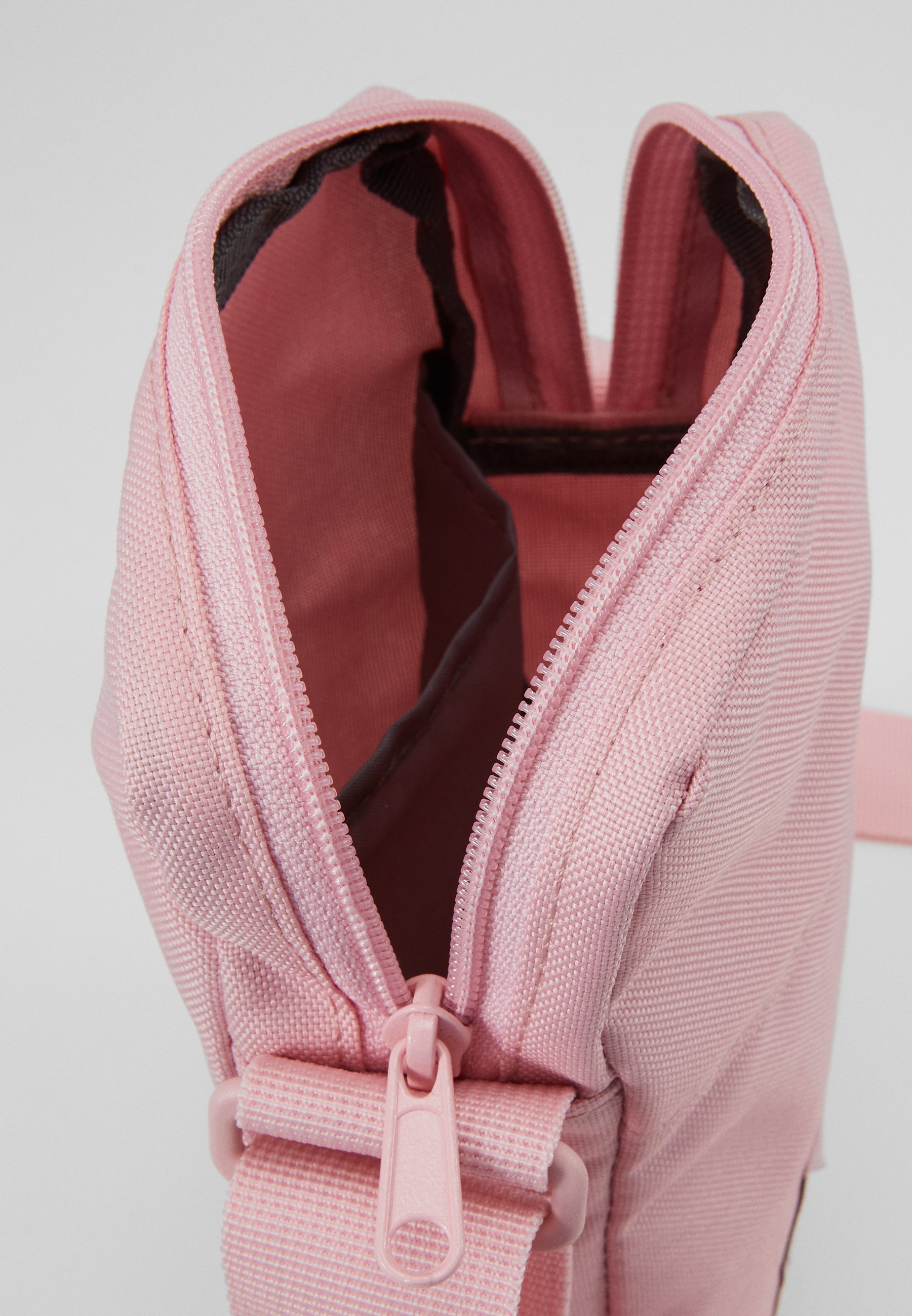 Reebok CITY BAG Axelremsväska pink Zalando.se Reebok CITY BAG Axelremsväska pink Zalando.se
